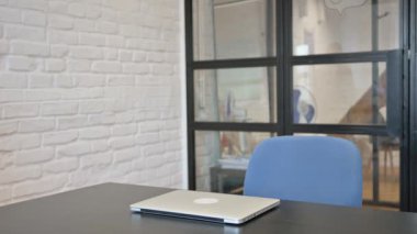 İş kadını geliyor, Bilgisayarı Ofiste Çalışmak için Açıyor