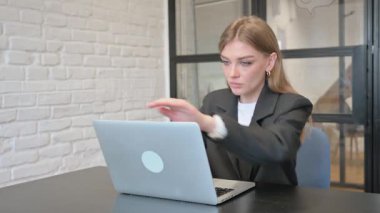 İşkadını Ofiste Dizüstü bilgisayarla çalıştıktan sonra ofisten ayrılıyor