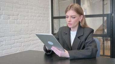 İş Kadını Ofiste Çevrimiçi Ticaret Kaybından Şok Oldu