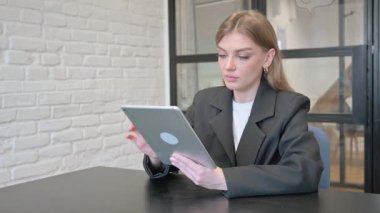 Ofiste Dijital Tablet üzerinde çalışan İş kadını