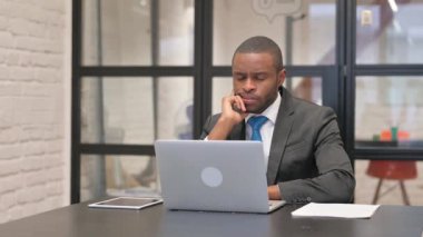 Ofisteyken Afrikalı İşadamı Beyin Fırtınası