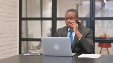 Afrikalı İşadamı Ofiste Baş Ağrısı çekiyor