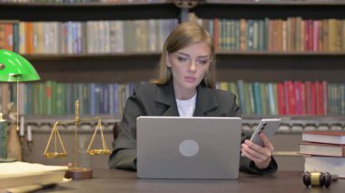 Kadın Avukat Laptop ile Telefon Kullanıyor