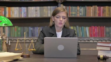 Dizüstü bilgisayarla başı ağrıyan kadın avukat