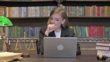 Dizüstü bilgisayarlı Bayan Avukat Öksürüyor
