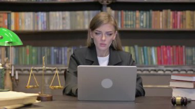 Dizüstü bilgisayarda Kadın Avukat Başarı Kutlaması