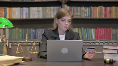 İnternetten Kadın Avukat Alışveriş Bilgisayarı