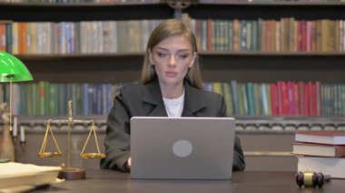 Kadın Avukat Laptop ile Kameraya Bakıyor