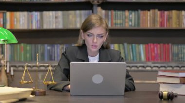 Kızgın kadın avukat laptopta çalışıyor, çıldırıyor.