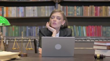 Kadın Avukat Dizüstü bilgisayarla Uyuyor