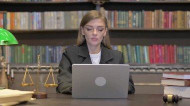 Dişi Avukat Laptop üzerinde çalışırken alkışlıyor