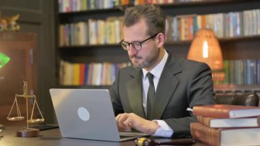 Orta Çağ Avukatı Dizüstü bilgisayarda Kaybından Şok Oldu
