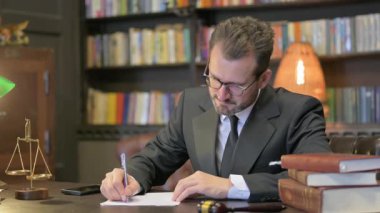 Orta Çağ Avukatı Ofiste Mektup Yazmaya Çalışıyor