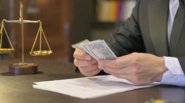 Ortaçağ Avukatı Para Sayıyor 'a yakın durun.