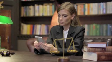Ofiste Akıllı Telefon Kullanan Kadın Avukat