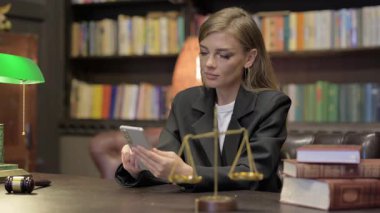 Ofiste Başarı Kutlaması Yapan Kadın Avukat