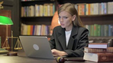 Dizüstü bilgisayarda Kadın Avukat Başarı Kutlaması