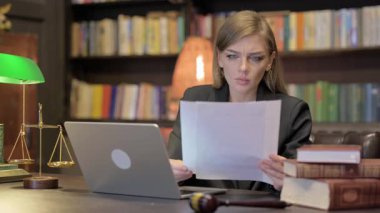 Bayan Avukat Ofisteki Dizüstü bilgisayarında Evrak İşleriyle Sorun Yaşıyor