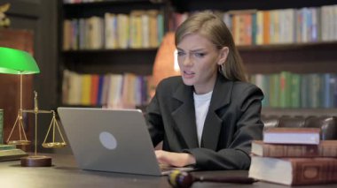 Kızgın kadın avukat laptopta çalışıyor, çıldırıyor.