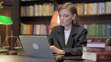 Başparmakları Düşük Kadın Avukat Laptop üzerinde çalışıyor