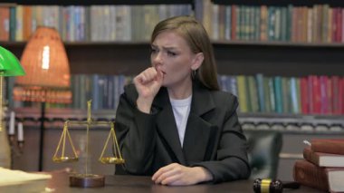 Ofiste Öksüren Kadın Avukat Portresi