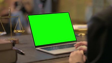 Laptop 'ta Yeşil Ekran ile Çalışan Kadın Avukat