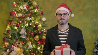 Dekore edilmiş Noel Ağacı Yakınındaki Adam Hediye Veriyor