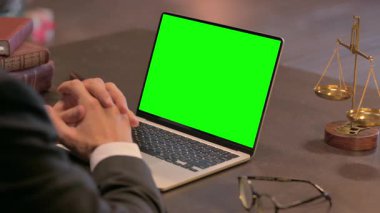 Yargıç 'ın Yeşil Ekran ile Laptop' ta çalışmasını kapat