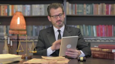 Orta Çağ Avukatı Ofiste Tablet 'te Video Sohbeti Yapıyor