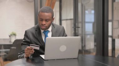 Afrikalı İşadamı Ofiste Çevrimiçi Bankacılıktan Hoşlanıyor