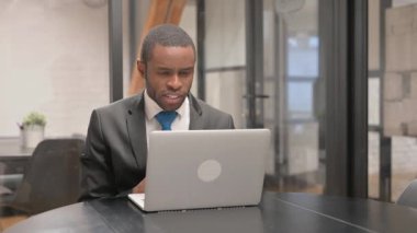 Afrikalı İş Adamı Laptop ile Video Sohbeti Yapıyor
