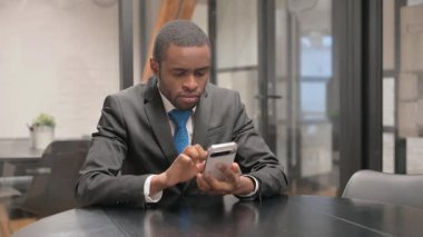 Afrikalı İşadamı Ofisteki İnterneti Tarıyor