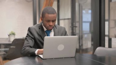 Ofiste çalışan kızgın Afrikalı İşadamı