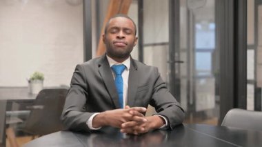 Iş yerinde Afrikalı Işadamı tarafından thumbs up