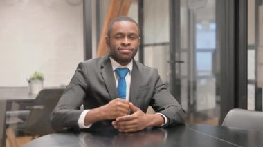 Iş yerinde Afrikalı Işadamı tarafından thumbs Down