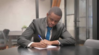 Afrikalı İşadamı İş yerinde Mektup Yazıyor