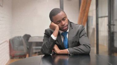 İşte yatıyor yorgun Afrika işadamı