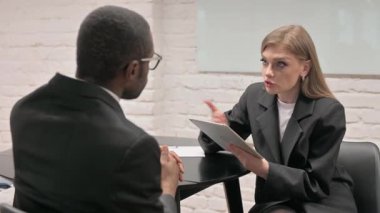 Kızgın İş Kadını Ofis 'te Takım Arkadaşı ile Konuşurken Yakın plan