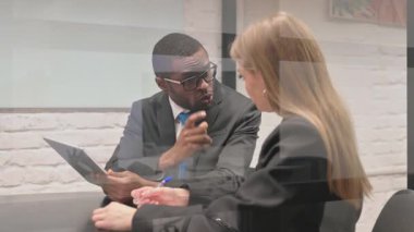 Afrikalı İşadamı İş Kadını ile Tablet Üzerinde Çalışmayı Tartışıyor