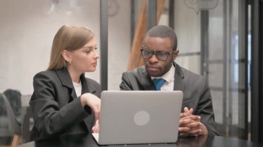 Ofiste dizüstü bilgisayarda çalışan iş adamları