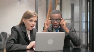 Dizüstü bilgisayarda Başarı Kutlayan İş Adamları