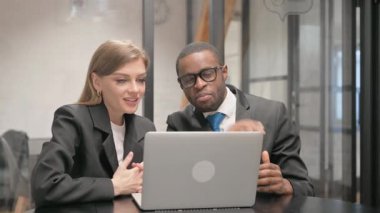 İş Adamları Laptop ile Video Sohbeti Yapıyor