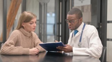 Afrikalı Doktor Hastayla Sağlık Raporunu Tartışıyor