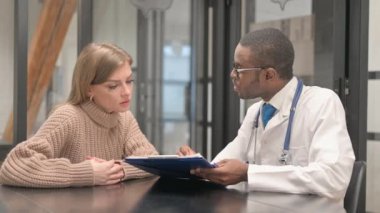 Afrikalı Doktor 'dan İyi Haberler Sonrası Hasta Mutlu Hissediyor, Sağlık Raporunu Tartışıyor