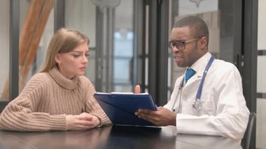 Afrikalı Doktor 'dan Kötü Haber' den Sonra Hasta Üzülüyor, Tıbbi Raporu Tartışıyor