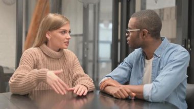 Birbirleriyle konuşan çok ırklı sıradan insanlar.