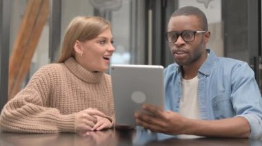 Tablette Başarıyı Kutlayan Çoklu Etnik İnsanlar