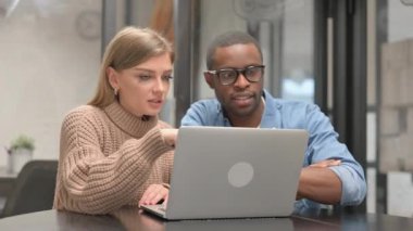 Laptop 'ta Çalışan Gündelik Genç İnsanlar