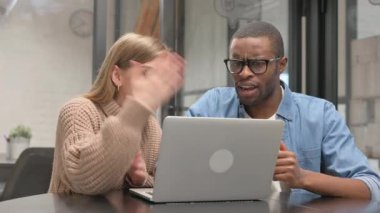 Çevrimiçi Çalışmak İçin Dizüstü bilgisayarda Savaşan Kızgın Genç İnsanlar