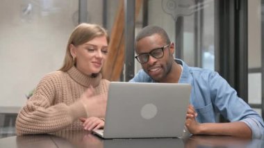 Dizüstü bilgisayarla Genç Sıradan İnsanlar 'dan Video Sohbeti